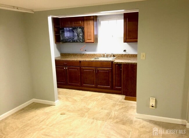 Building Photo - 985 Arnet Ave