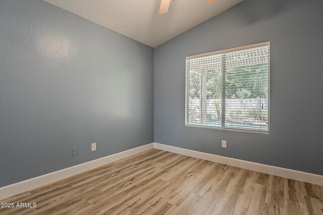 Building Photo - 2020 W Carter Rd