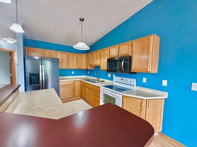 Building Photo - 3 Bed, 2 Bath Twinhome!