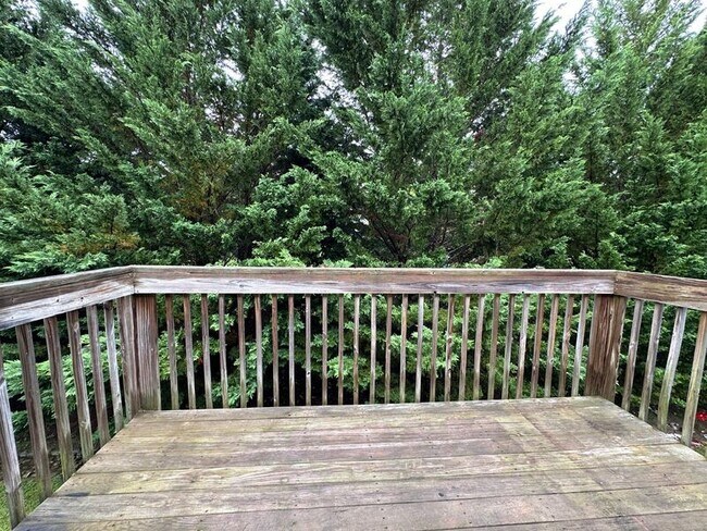 Building Photo - 10 Zell Ln