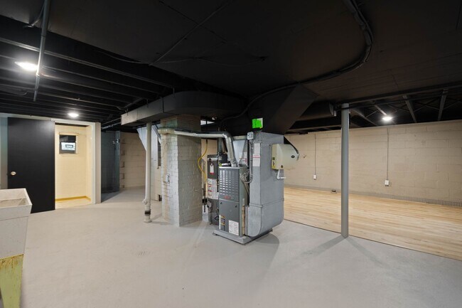 Building Photo - MOVE IN TODAY! DON'T MISS THIS NEWLY RENOV...