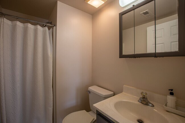 Building Photo - Charming 2 BR/2 BA Condo in Barry Farms!