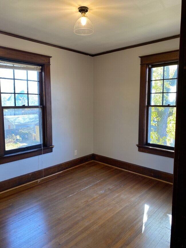 Building Photo - 1003 Maple Ave