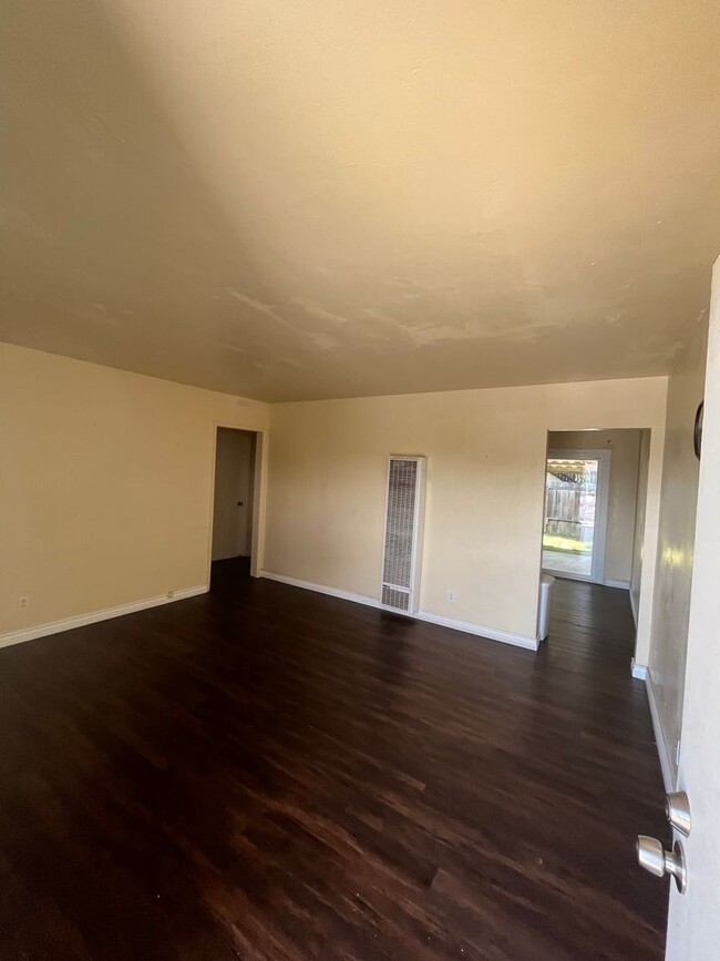 Building Photo - House 2BR/1BA Available Now