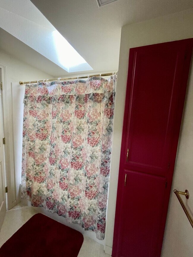 Building Photo - Large Home with RV access located in Auburn