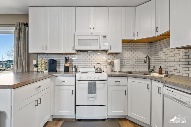 Building Photo - 901 E 46th Ct