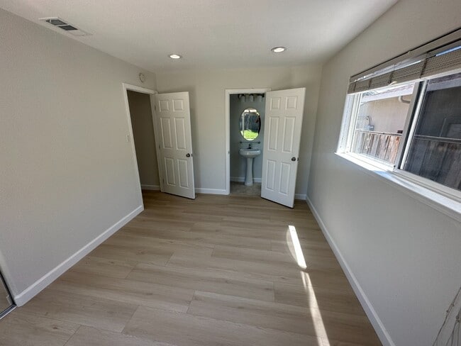 Building Photo - Bright 3BR Home with Central AC, Attached ...