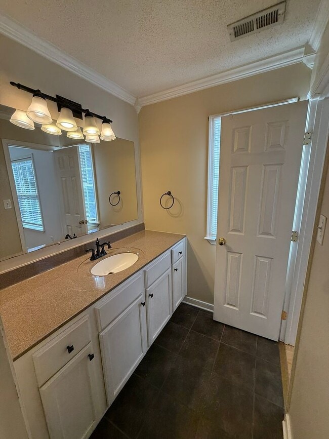 Building Photo - 3-bedroom 3.5 bath townhouse