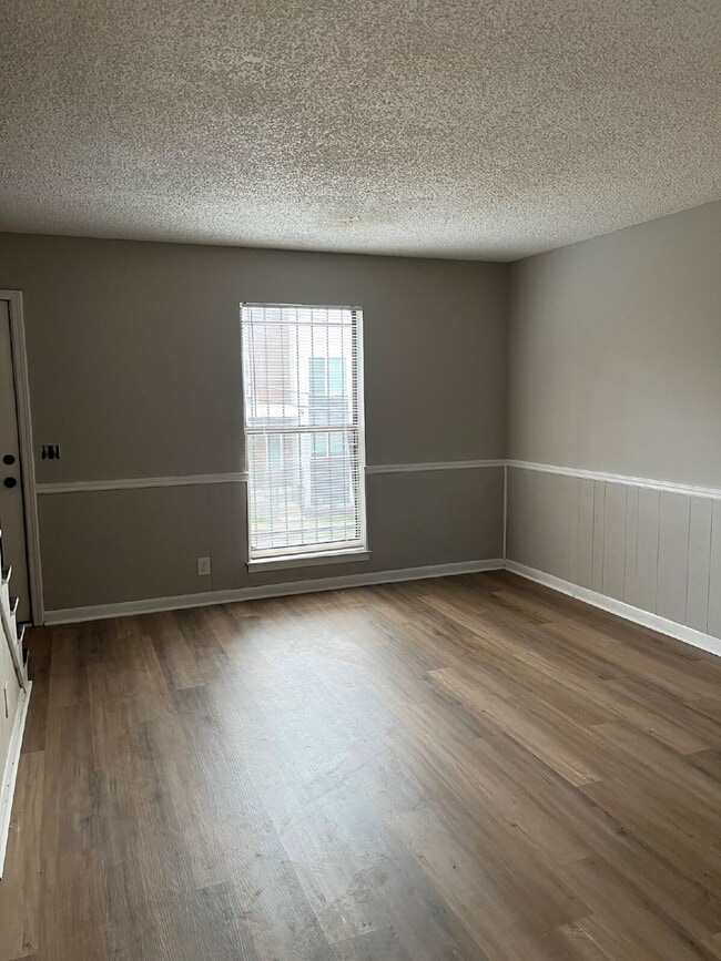 Building Photo - 2 Bedrooms 1 1/2 Baths Townhouse Minutes To Downtown Nashville, Tn ONE MONTH OF FREE RENT!