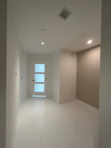 Building Photo - 851 NE 1st Ave