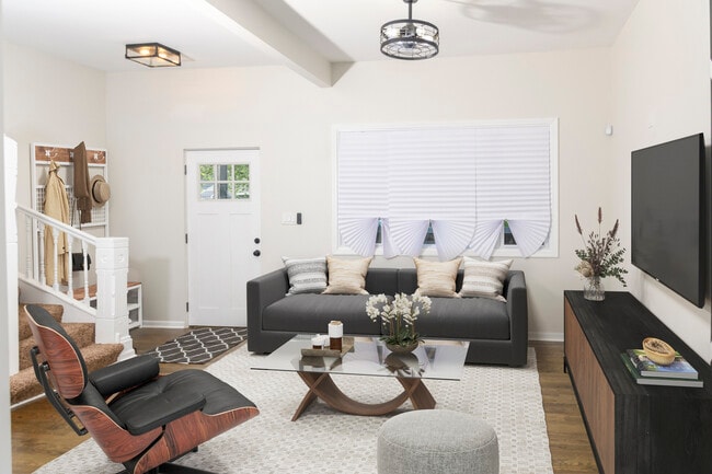 Building Photo - 429 W 102nd Pl