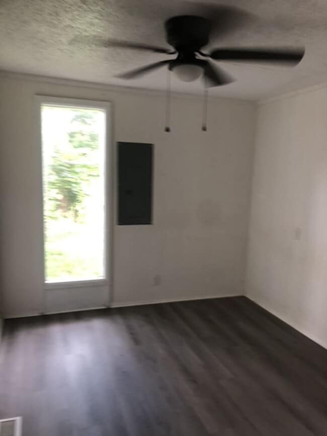 Building Photo - 2 Bed 1 Bath Home
