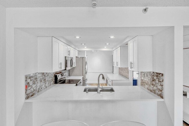 Building Photo - 17 Royal Palm Way