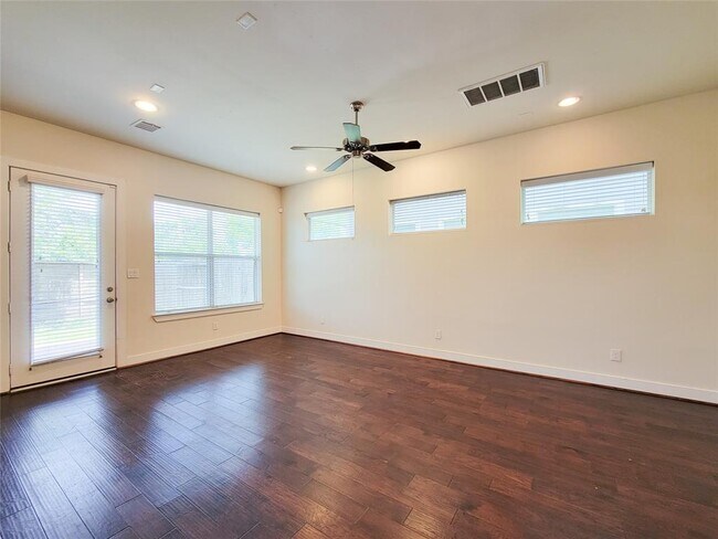 Building Photo - 1815 Crestdale Dr