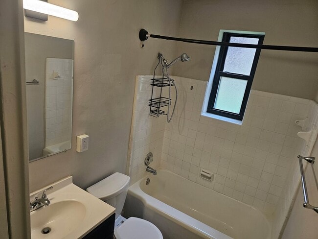 Building Photo - Updated Studio Apt in Dogtown!
