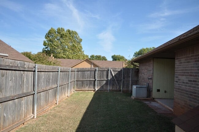 Building Photo - 6805 NW 63rd Terrace