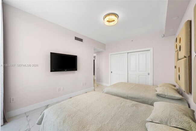 Building Photo - 17875 Collins Ave