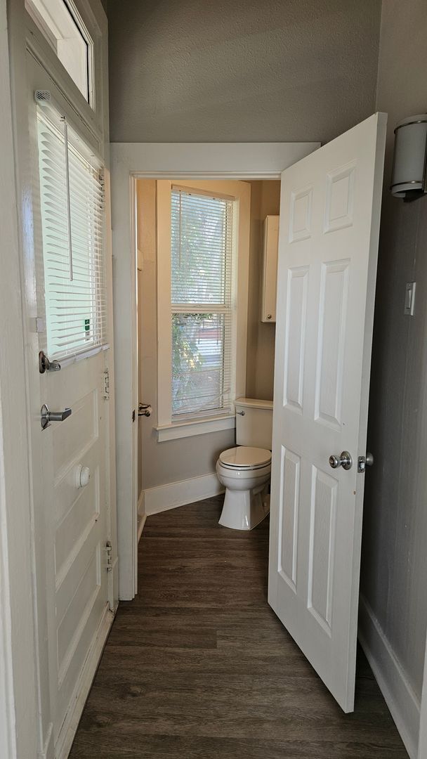 Building Photo - Super cute Duplex in Heart of Tacoma (Lower Unit)