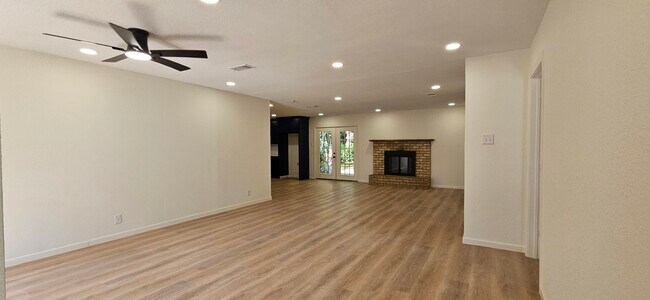 Building Photo - 608 Oak Dr