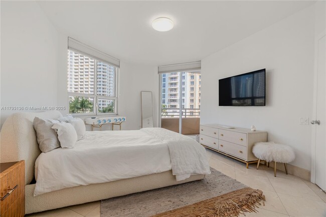 Building Photo - 808 Brickell Key Dr