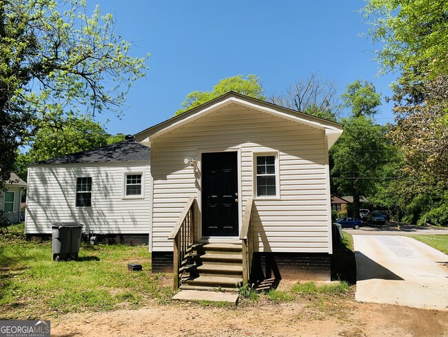 Building Photo - 810 N Greenwood St