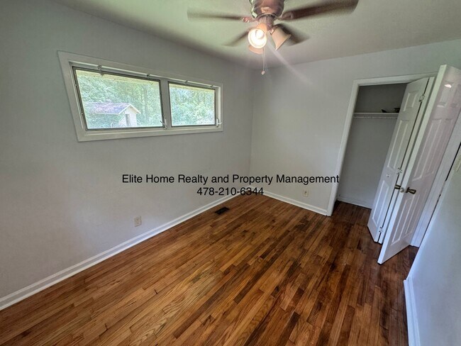 Building Photo - 2408 Groveland Cir S