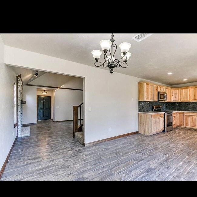 Building Photo - This Beautiful 2 story has all the updates, including granite, luxury vinyl plank, new cabinets ,...