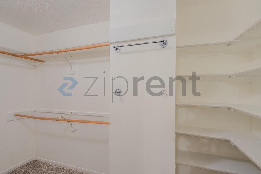 Building Photo - Unit