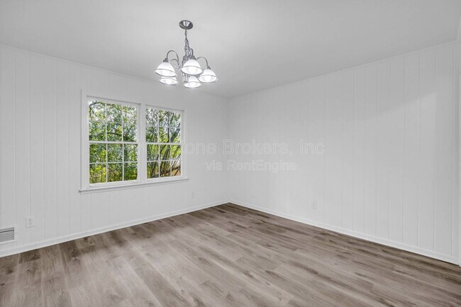 Building Photo - 1586 Kings Rd