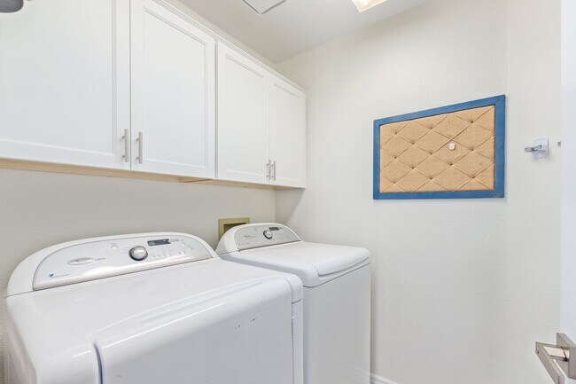 Building Photo - Come Settle In — This Scottsdale Gem Is Re...
