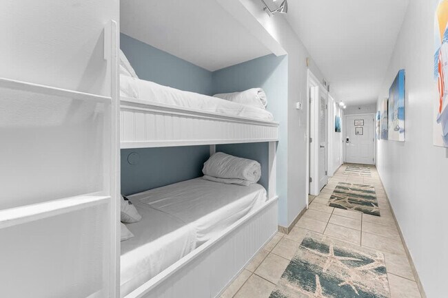 Building Photo - 8743 Thomas Dr