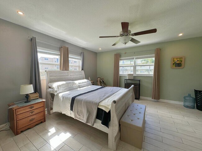 Building Photo - 300 NE 26th Ave