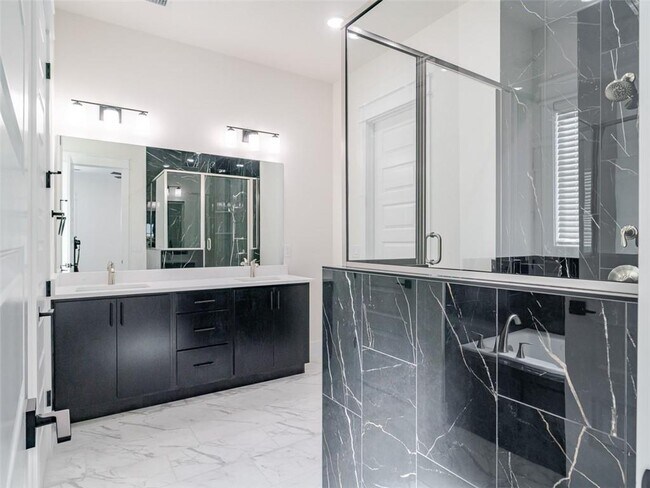 Building Photo - 311 Hedge Dr