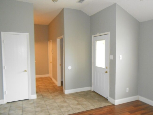 Building Photo - 829 Beaver Creek Dr