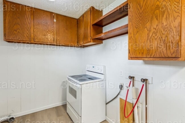 Building Photo - $1245 - 3 bed 1 bath - Single Family Home