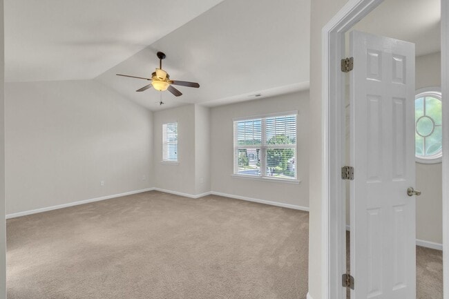 Building Photo - 3 Bedroom Townhome with 2 Car Garage in He...