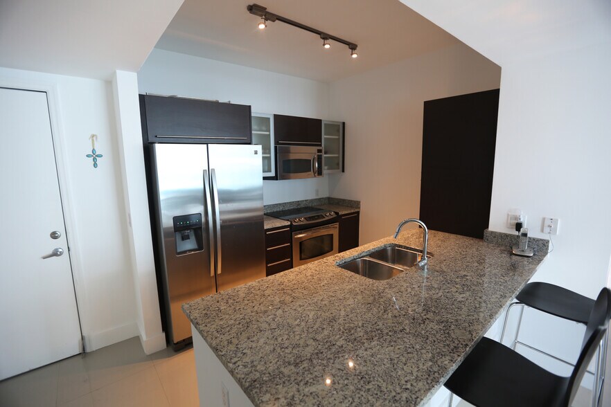 Building Photo - 950 Brickell Bay Dr