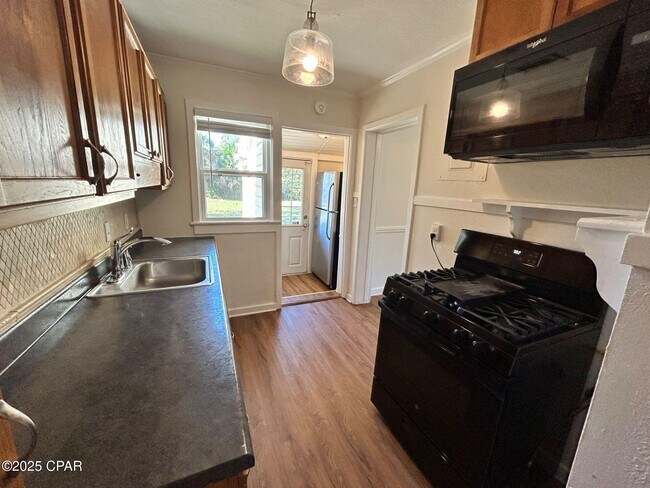 Building Photo - 427 S Macarthur Ave