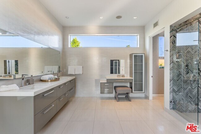 Building Photo - 833 N Orange Grove Ave