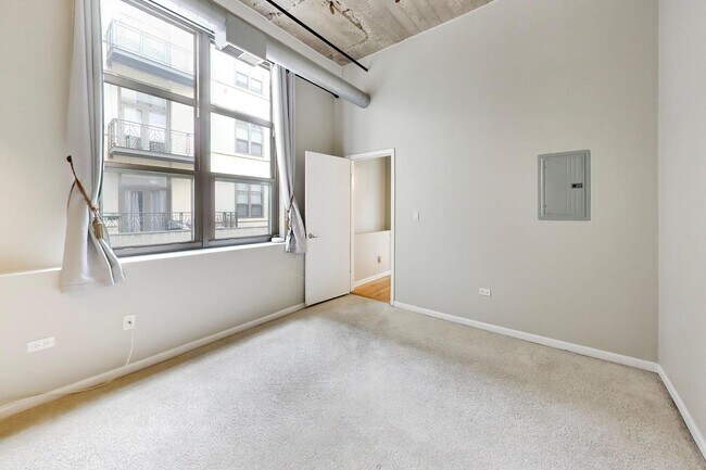 Building Photo - 758 N Larrabee St