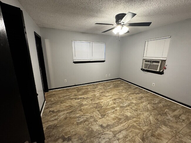 Building Photo - Home For Rent