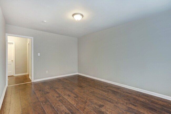 Building Photo - 1724 E 39th St