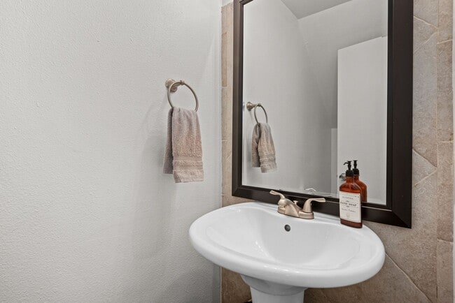 Building Photo - Charming 2BR Townhome in Denver
