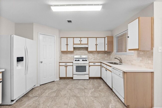 Building Photo - 16957 Wren Hill St