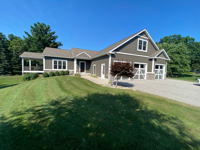Wonderful curb appeal - 1398 N Lakeshore Dr