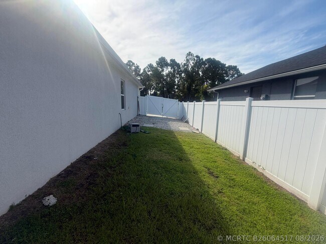 Building Photo - 3250 SW Cohutta St