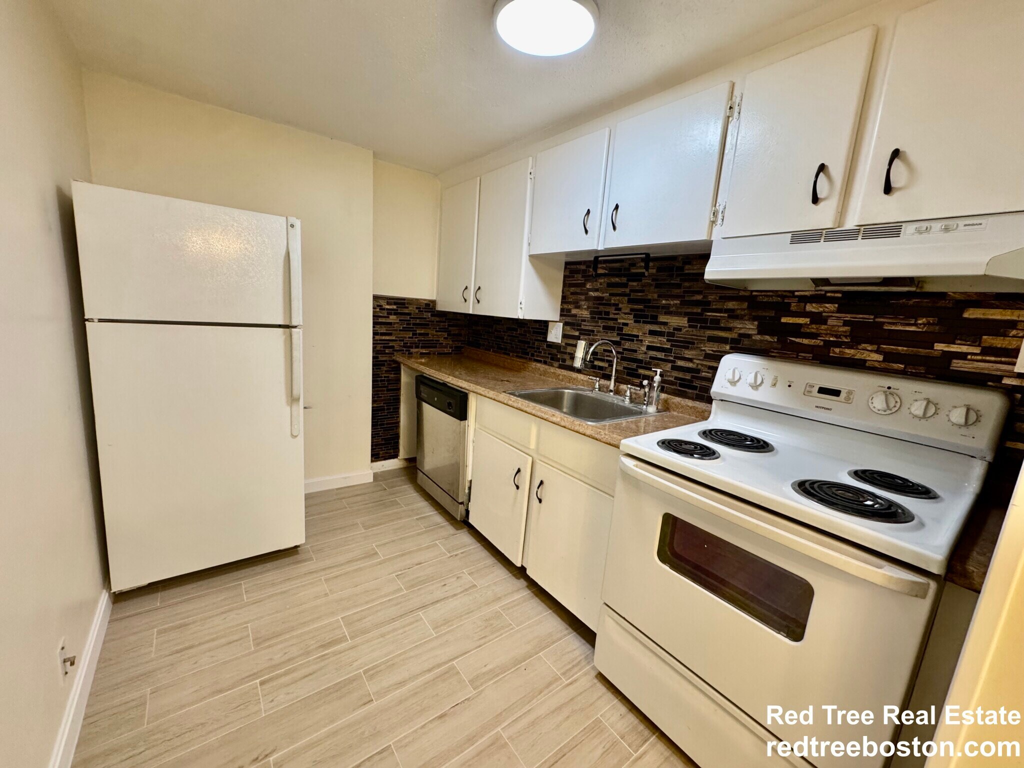 Building Photo - 172 River St