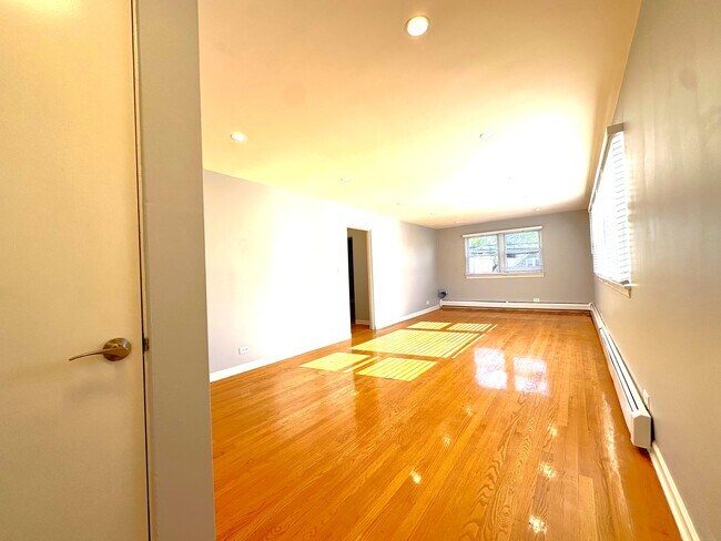 Building Photo - 6945 W Belmont Ave