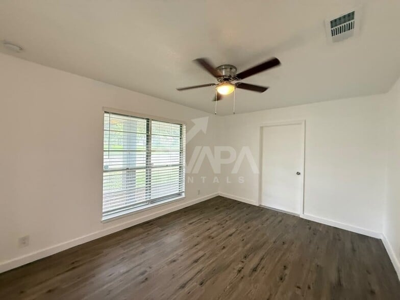 Building Photo - 415 Solar Dr