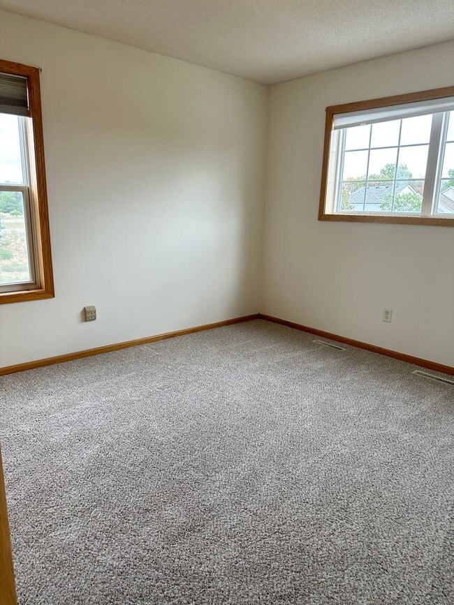 Building Photo - Spacious Single Family Home, Fireplace, 3....